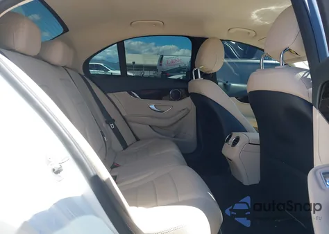 2017 Mercedes-Benz C 300 Luxury/Sport z USA, uszkodzony, nr VIN 55SWF4JB7HU227987